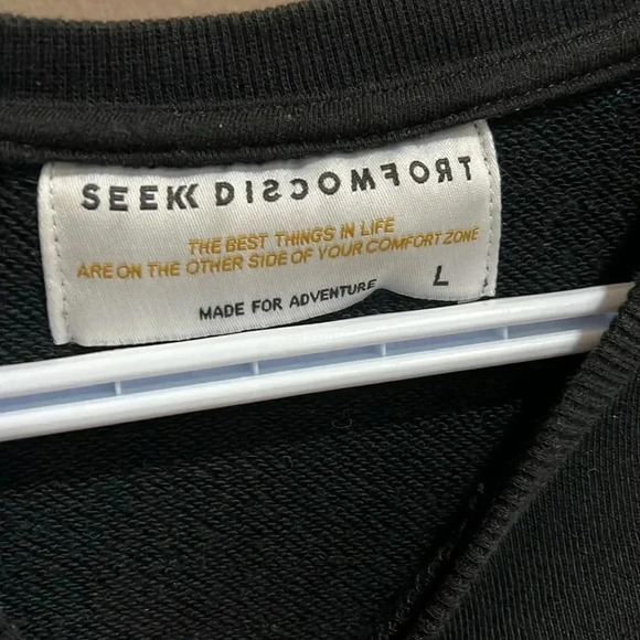 (4) Seek discomfort crewneck - Picture 2 of 5